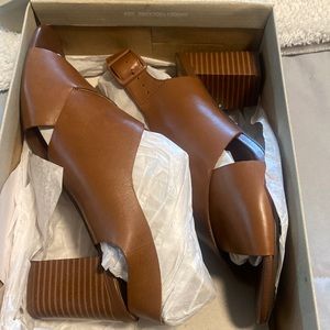 Clarks leather sandals brown Size 8 New in the box. SMOKE FREE HOME